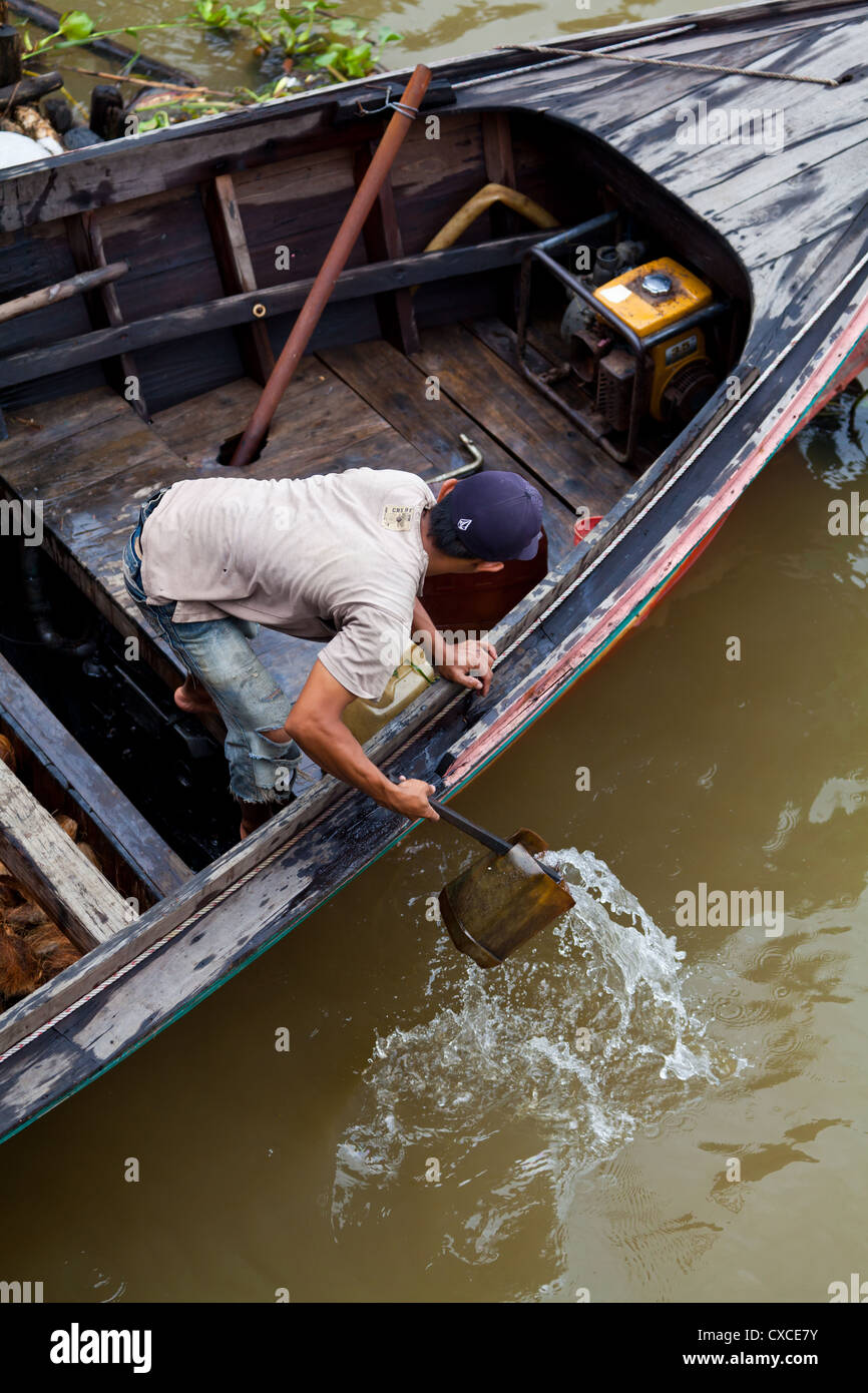 Uomo al lavoro su un battello fluviale in Banjarmasin in Indonesia Foto Stock