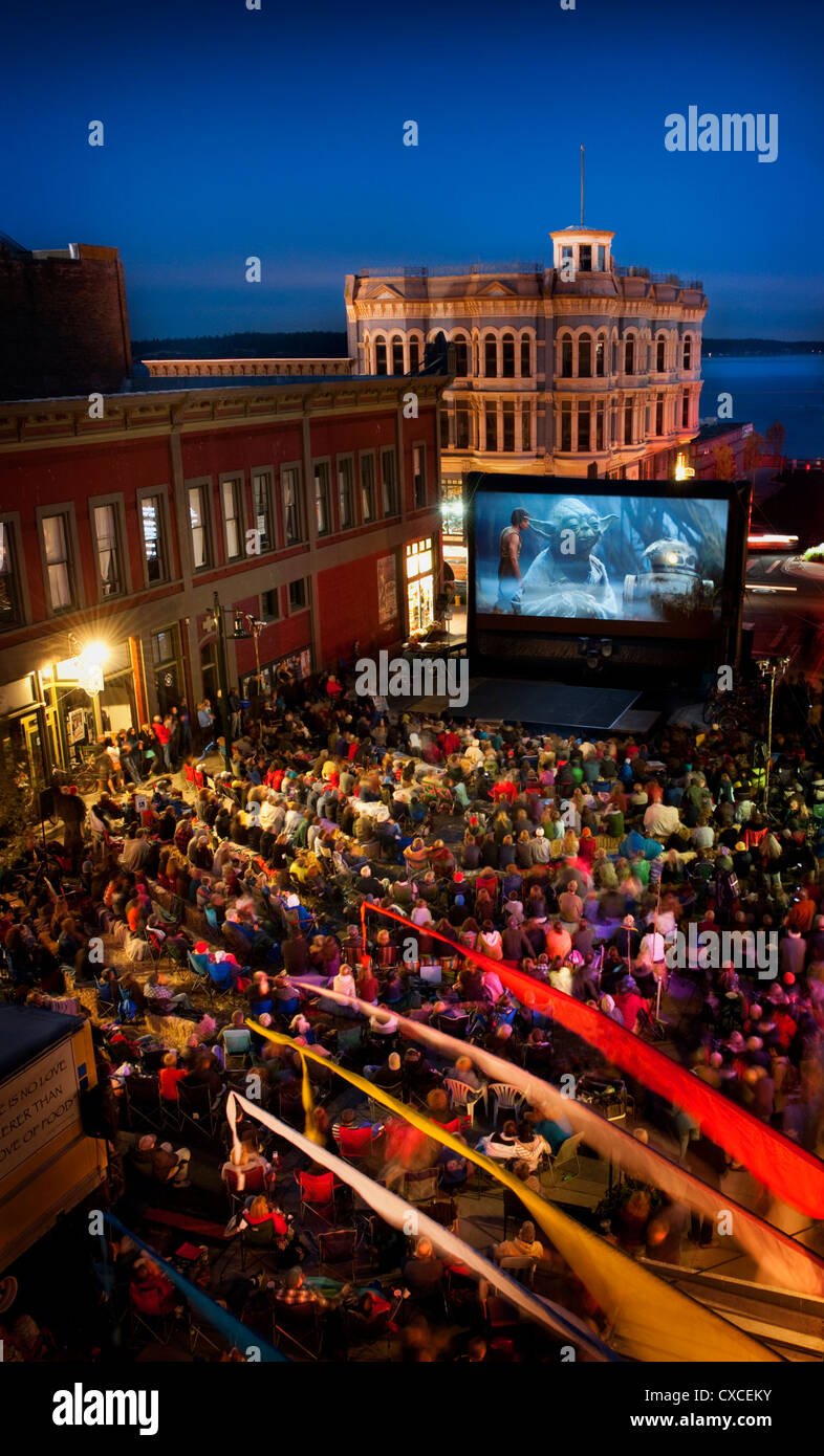 Durante il Port Townsend Film Festival un libero outdoor screening di Star Wars: Empire Strikes Back' è stato mostrato nel centro cittadino. Foto Stock