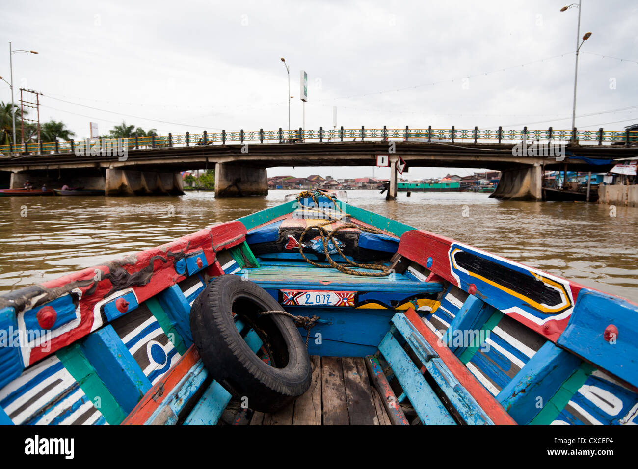 Tipica barca fluviale su un canale in Banjarmasin nel sud Kalimantan in Indonesia Foto Stock