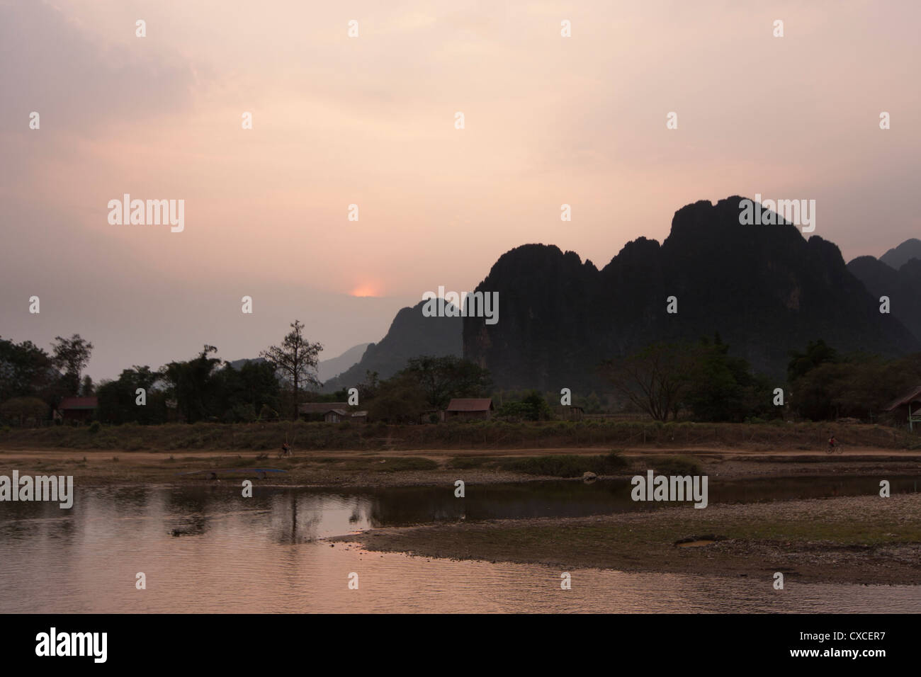 Il tramonto del Nam Song river in Vang Vieng in Laos, sud-est asiatico. Foto Stock