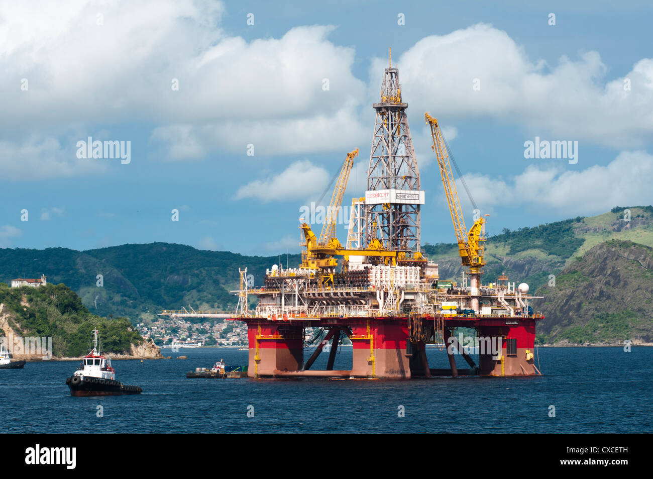 Impianto di perforazione e la fornitura di navi attraccate al Baia Guanabara, Rio de Janeiro, a sud-est del Brasile. Foto Stock