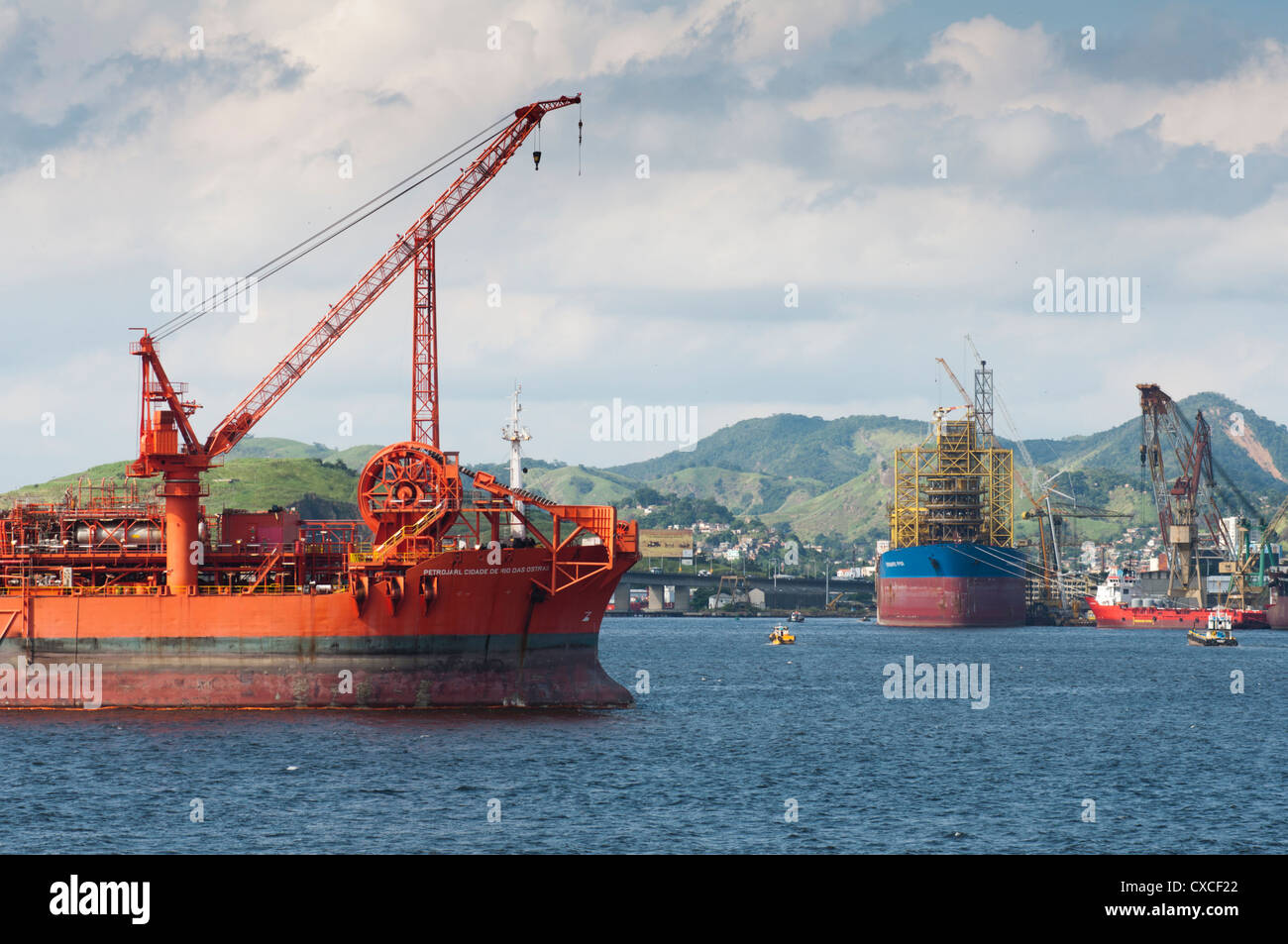 Le navi ormeggiate a Niteroi Baia Guanabara, Rio de Janeiro, locale ai cantieri di riparazione e per la fornitura di piattaforme petrolifere offshore e. Foto Stock