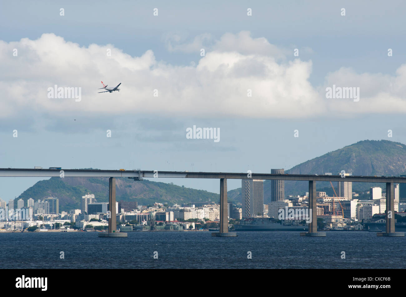 Navi di alimentazione a Baia Guanabara, Rio de Janeiro, aereo in atterraggio a Santos Dummont aeroporto, Sugar Loaf e Rio Niteroi Bridge. Foto Stock