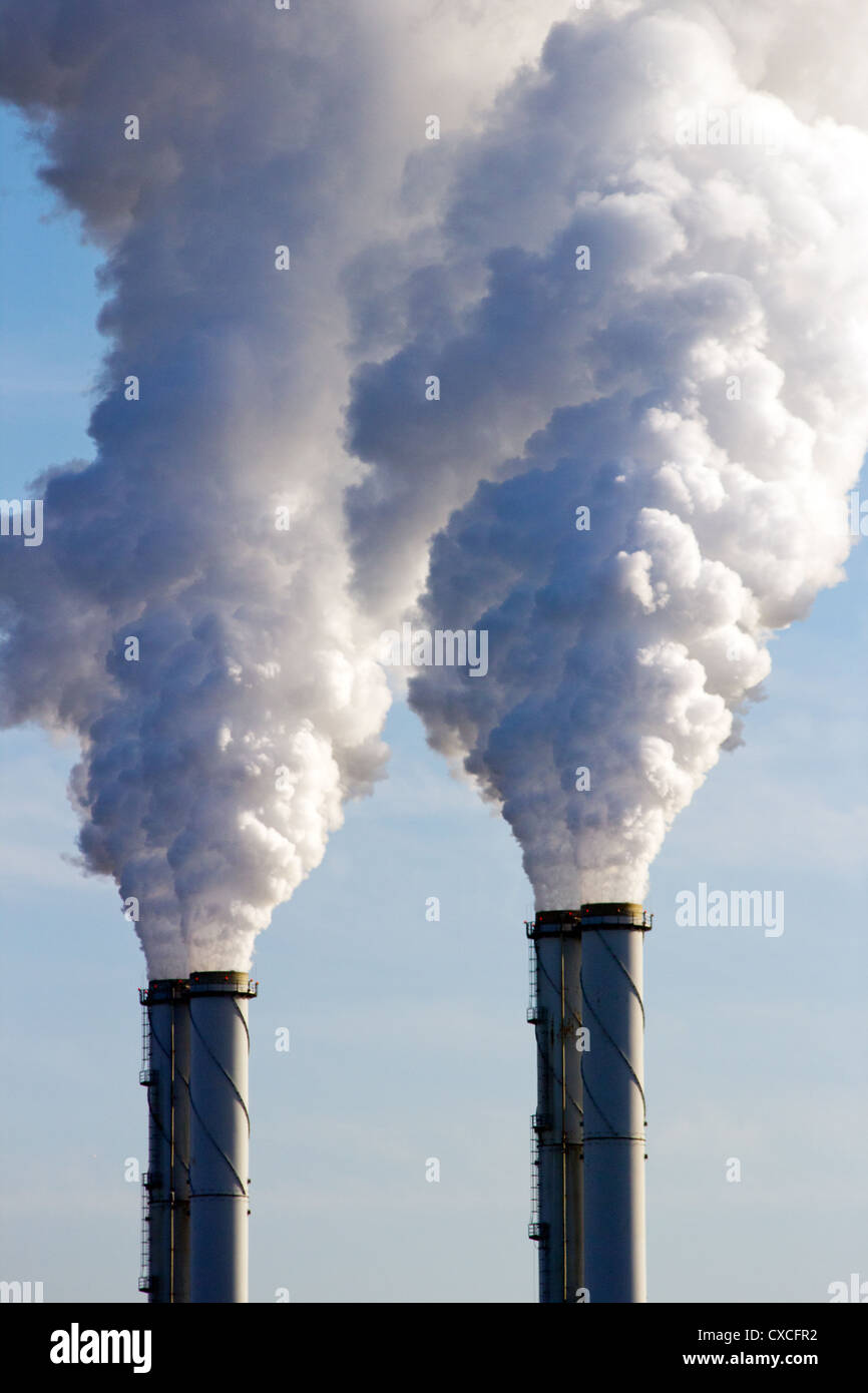 Emissione di fumo da tubi di fabbrica Foto Stock