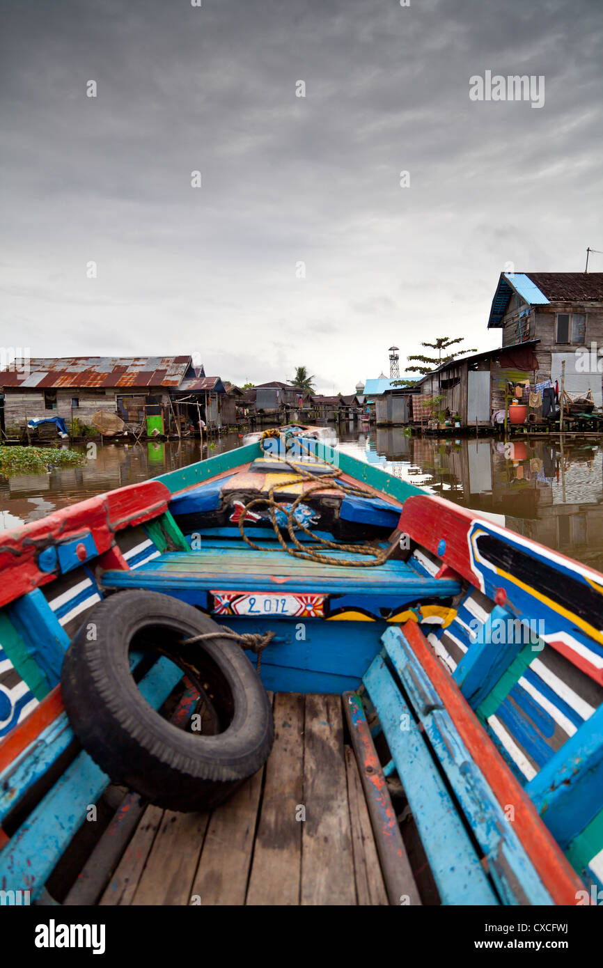 Tipica barca fluviale su un canale in Banjarmasin nel sud Kalimantan in Indonesia Foto Stock