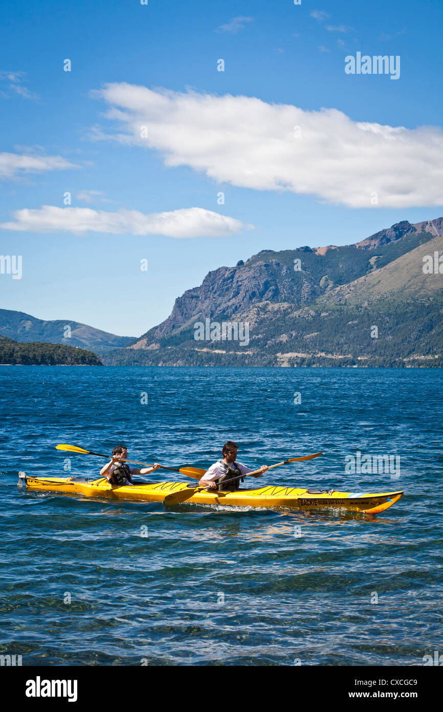 Kayakying al lago Guttierez nella estancia Peuma Hue, distretto dei laghi, Patagonia, Argentina. Foto Stock