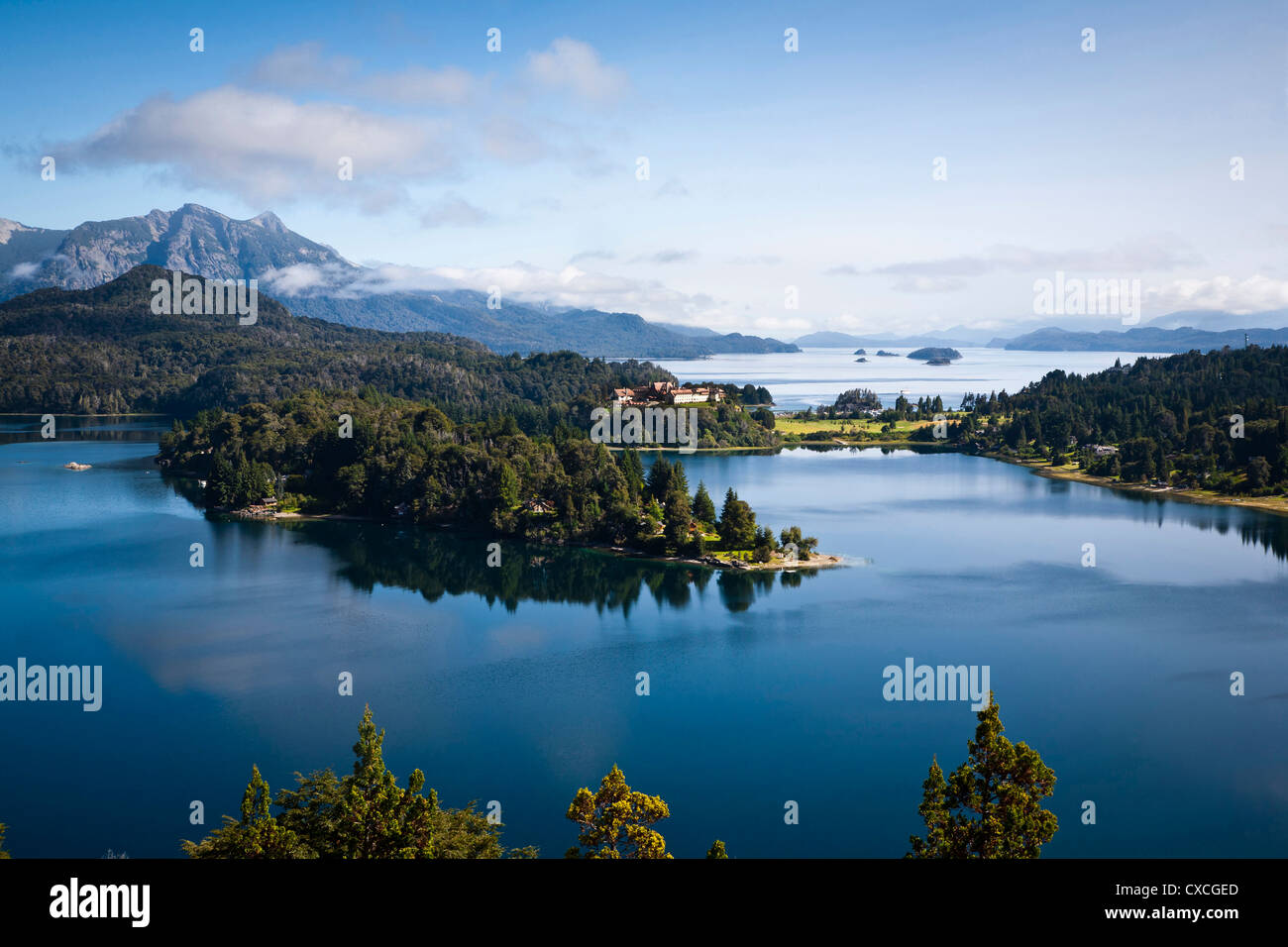 Vista su Nahuel Huapi lago e Llao Llao hotel vicino a Bariloche, Lake District, Patagonia, Argentina. Foto Stock