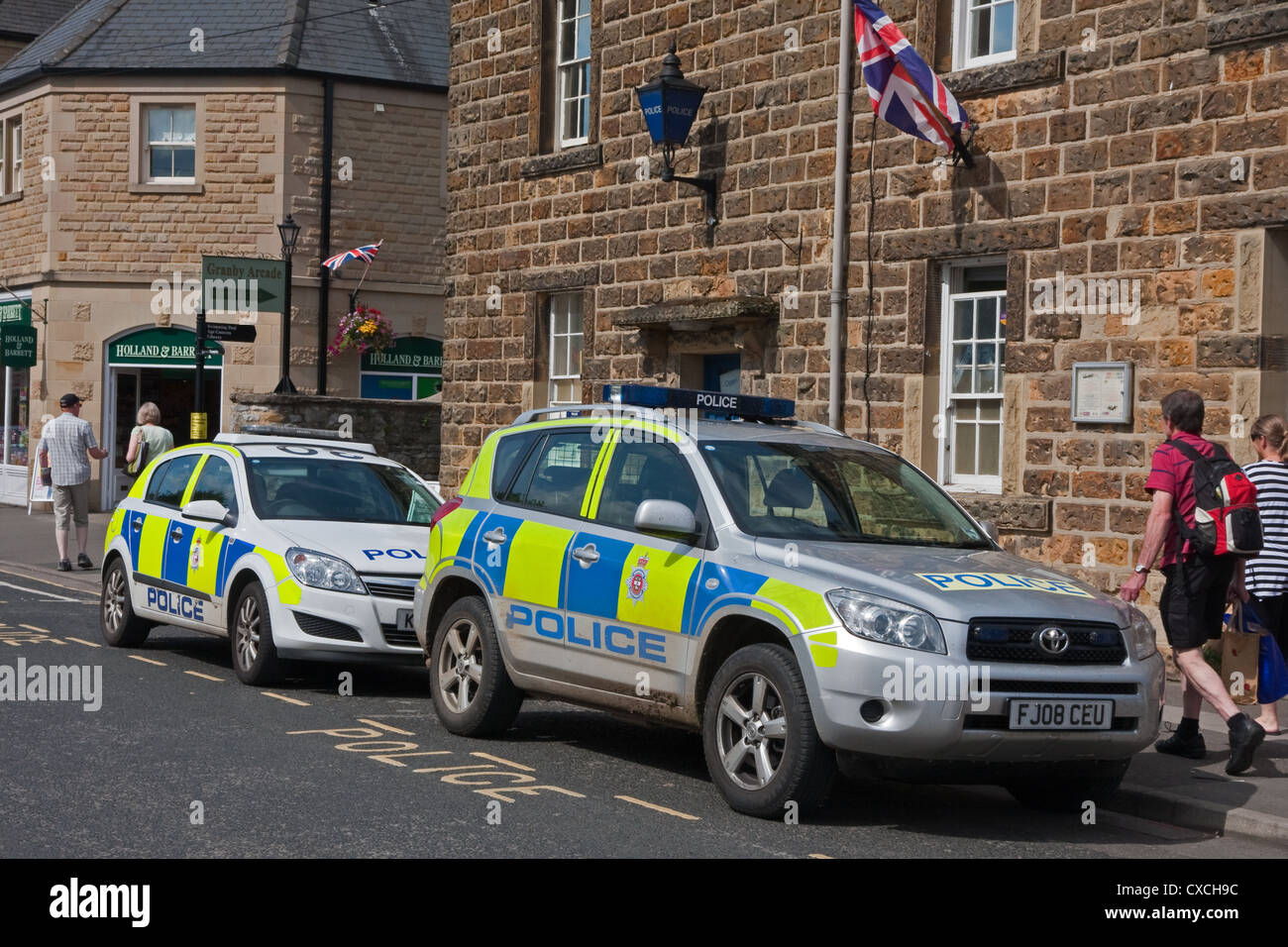 I veicoli della polizia parcheggiato al di fuori della stazione di polizia in Bakewell, Derbyshire Foto Stock