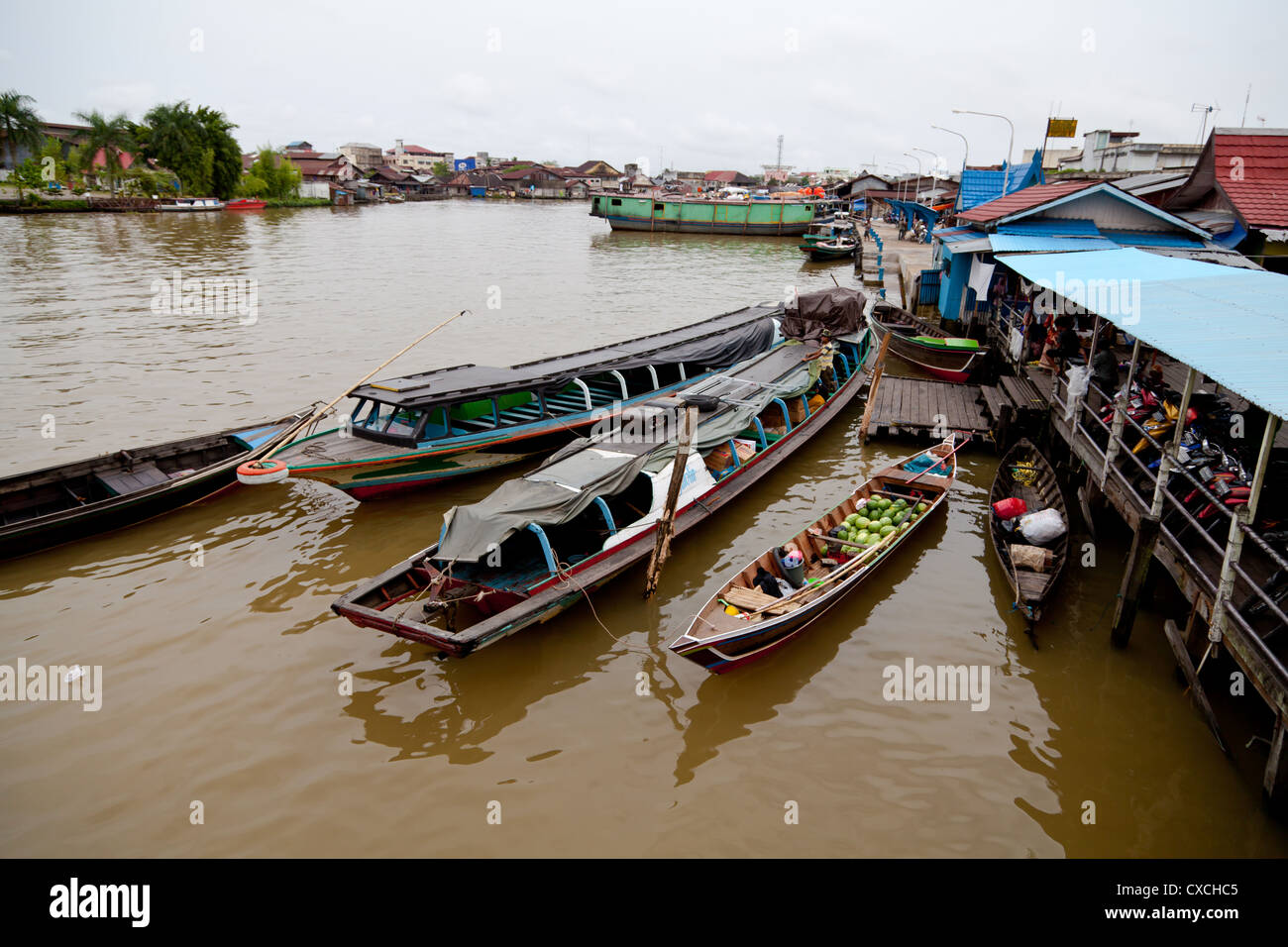 Imbarcazioni da fiume in Banjarmasin Foto Stock