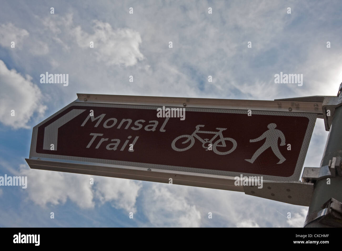 Brown cartello turistico per Monsal Trail, Derbyshire Foto Stock