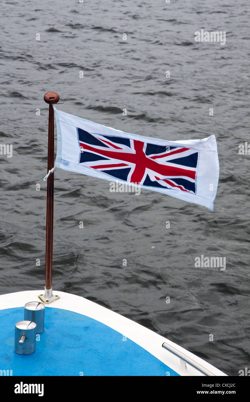 Pilot Jack flag sia volato a bordo di una barca sul Lago di Windermere Foto Stock
