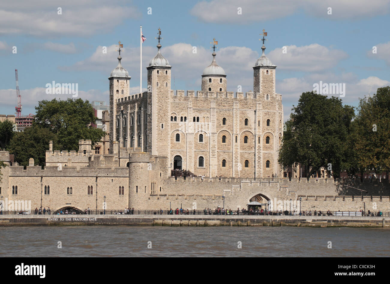 La Torre Bianca, parte della Torre di Londra, vista lungo il fiume Tamigi nel centro di Londra, Regno Unito. Foto Stock