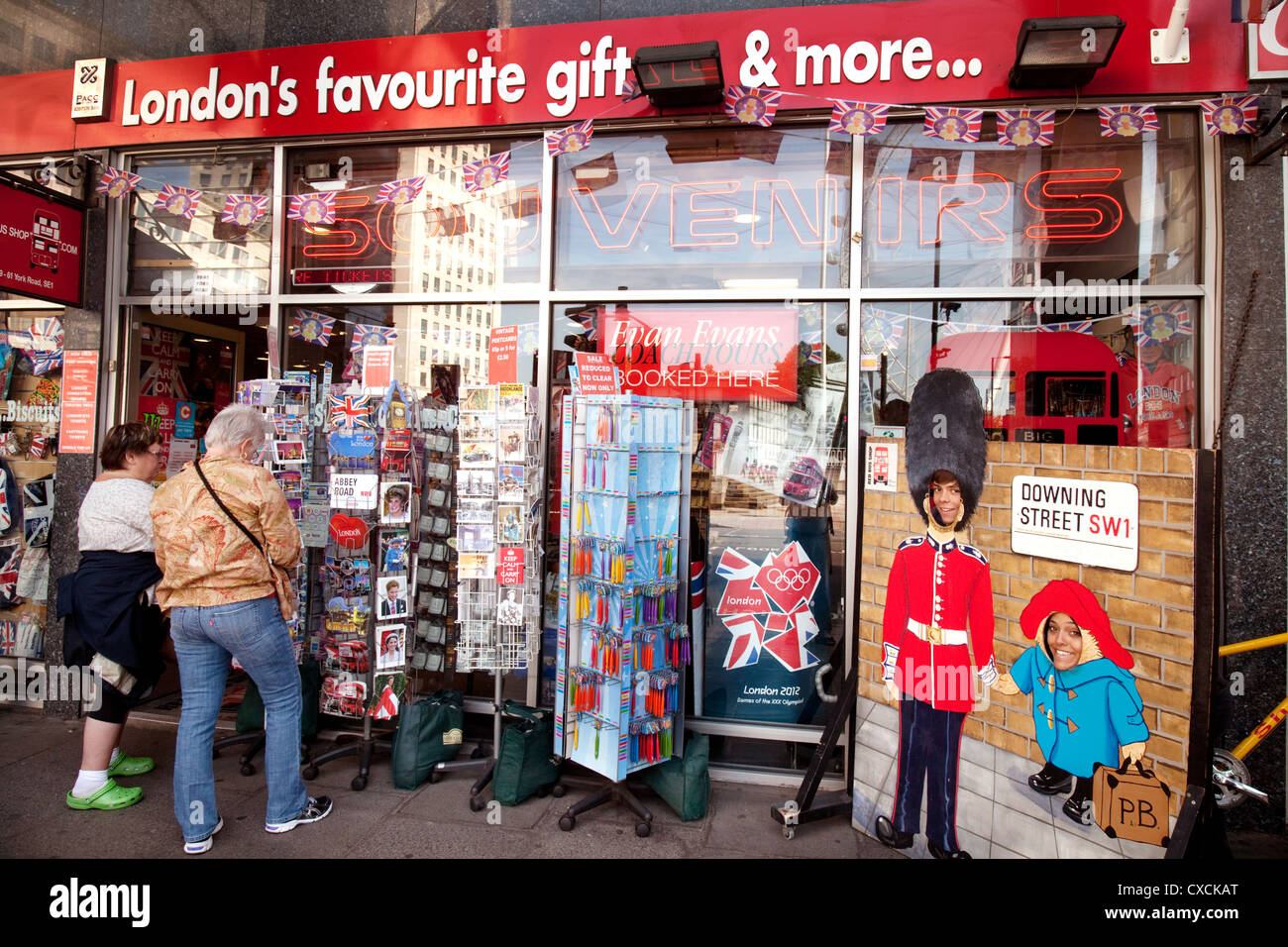 People shopping a Londra Regali, London REGNO UNITO Foto Stock