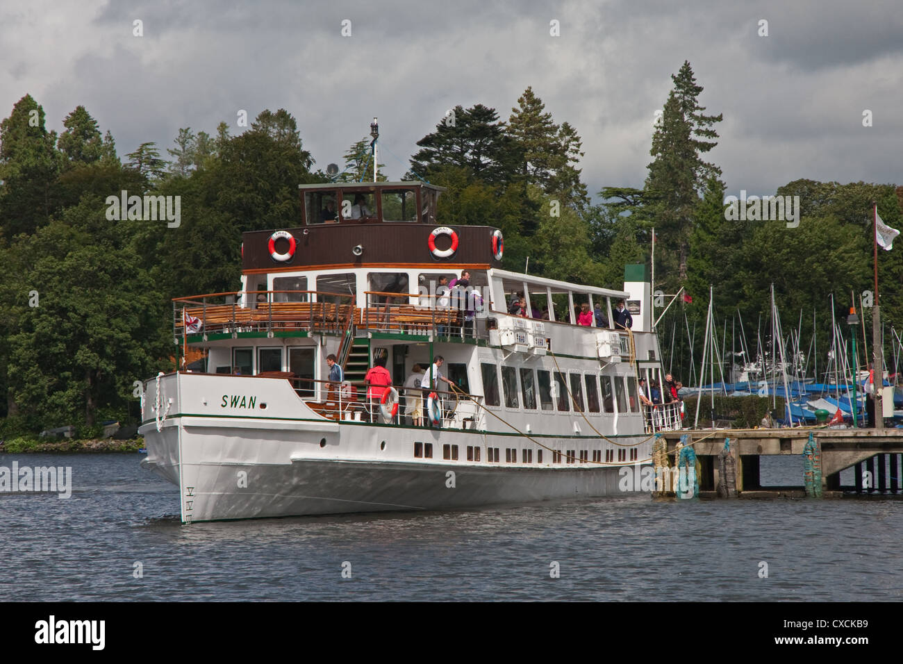 Swan, nave passeggeri al molo in Bowness Foto Stock