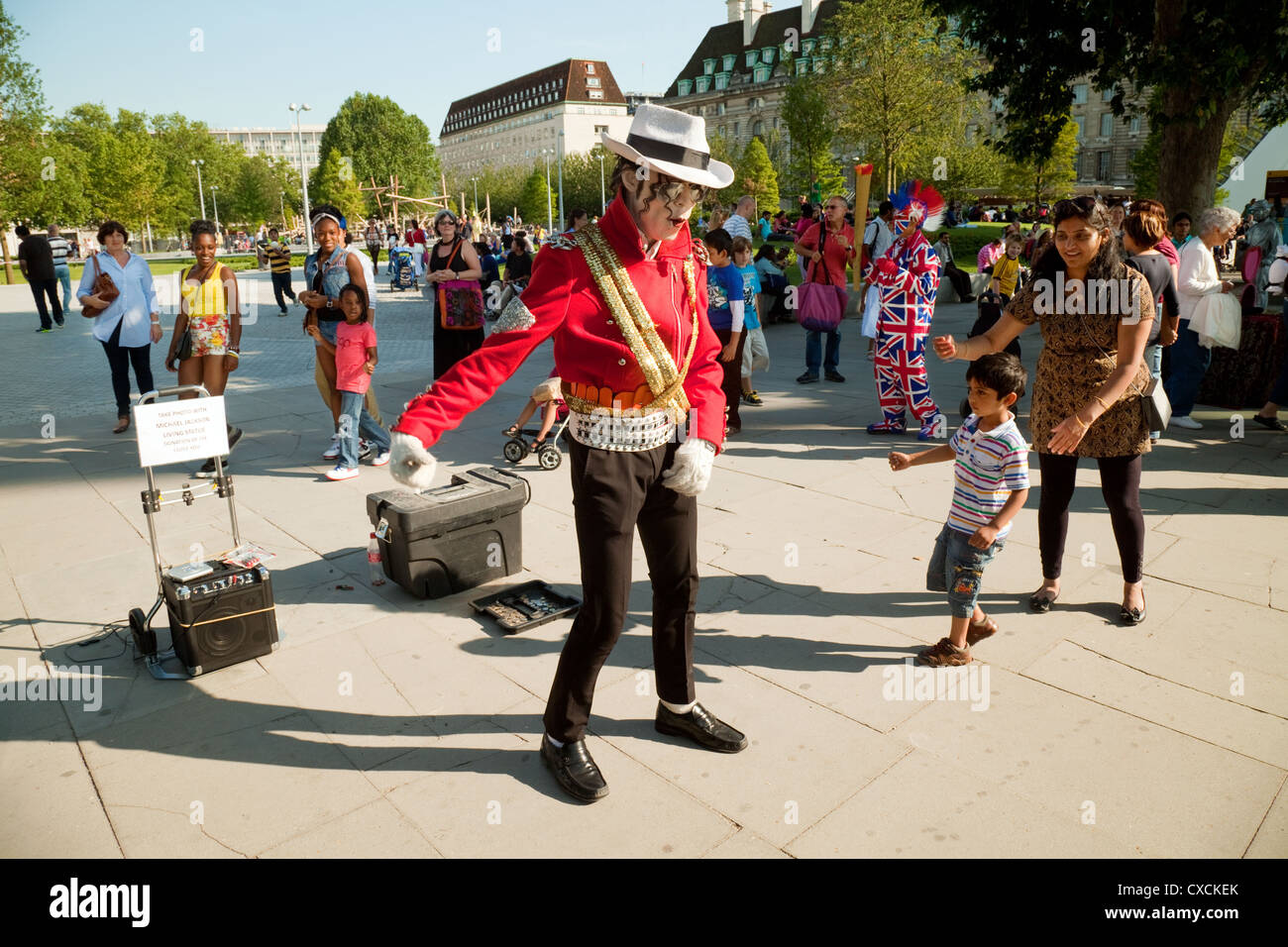 Un Michael Jackson lookalike street performer dancing, South Bank di Londra REGNO UNITO Foto Stock