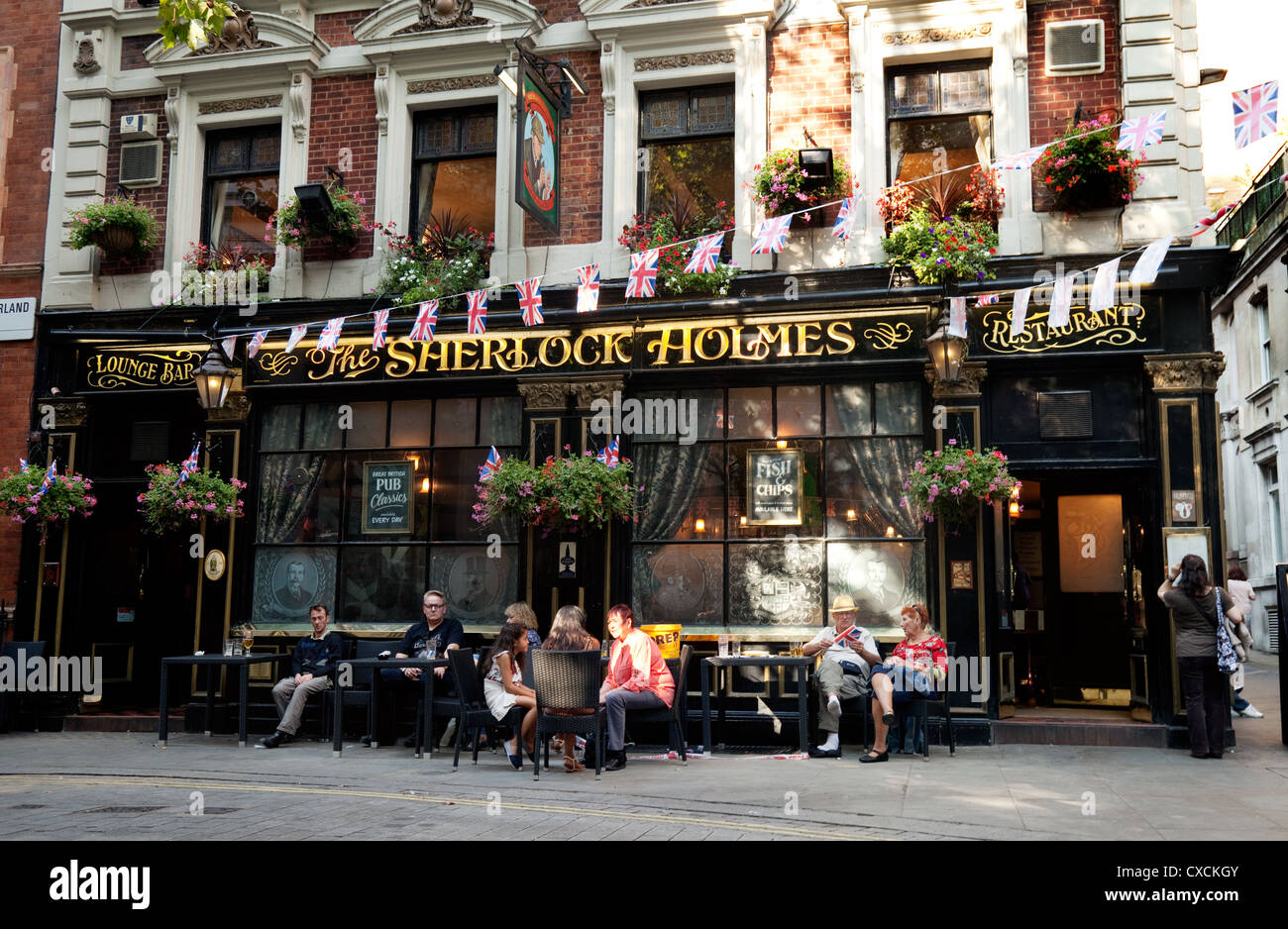 Le persone che bevono alla Sherlock Holmes Pub, Northumberland St, Westminster London REGNO UNITO Foto Stock