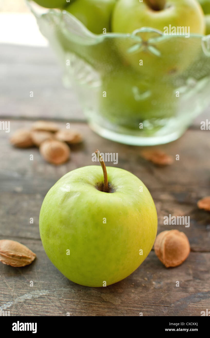 Gustosi piatti freschi mele verdi su un vecchio tavolo di legno. Foto Stock