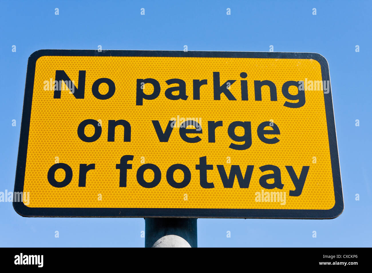 Un traffico stradale sign in Inghilterra: 'No parcheggio sull orlo o footway' Foto Stock