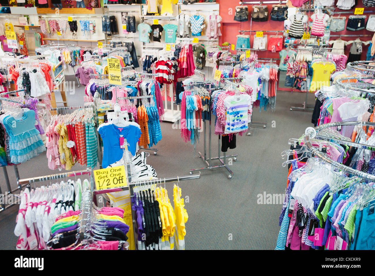 Abbigliamento per bambini in rack in store Foto Stock