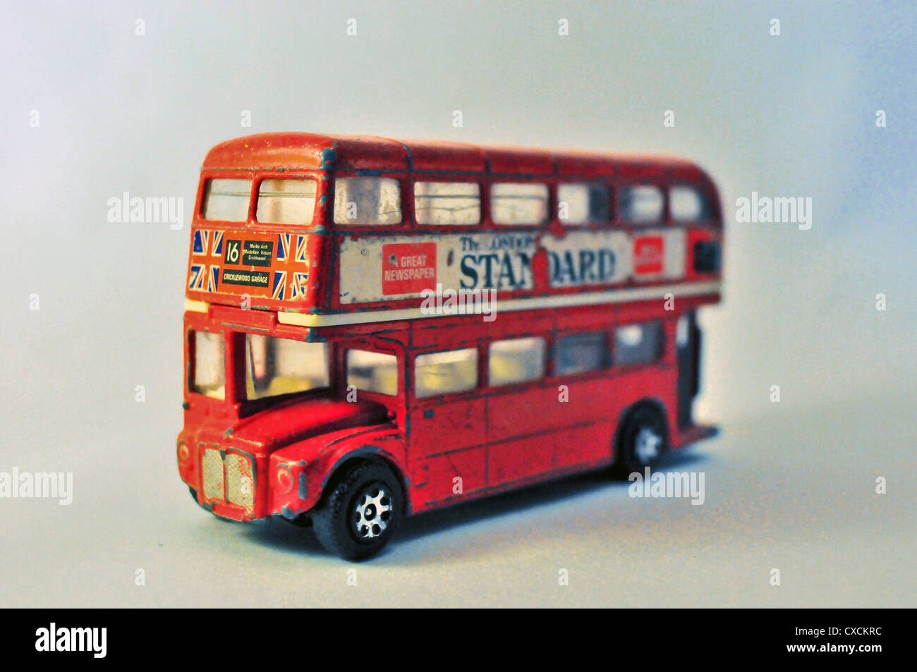 Immagine colorata di un classico London bus toy Foto Stock