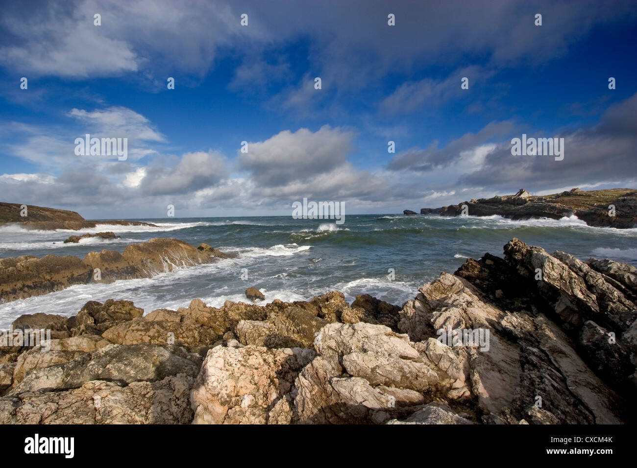 Mare Cantabrico e scogliere spiaggia San Juan de Canal Cantabria Spagna Foto Stock