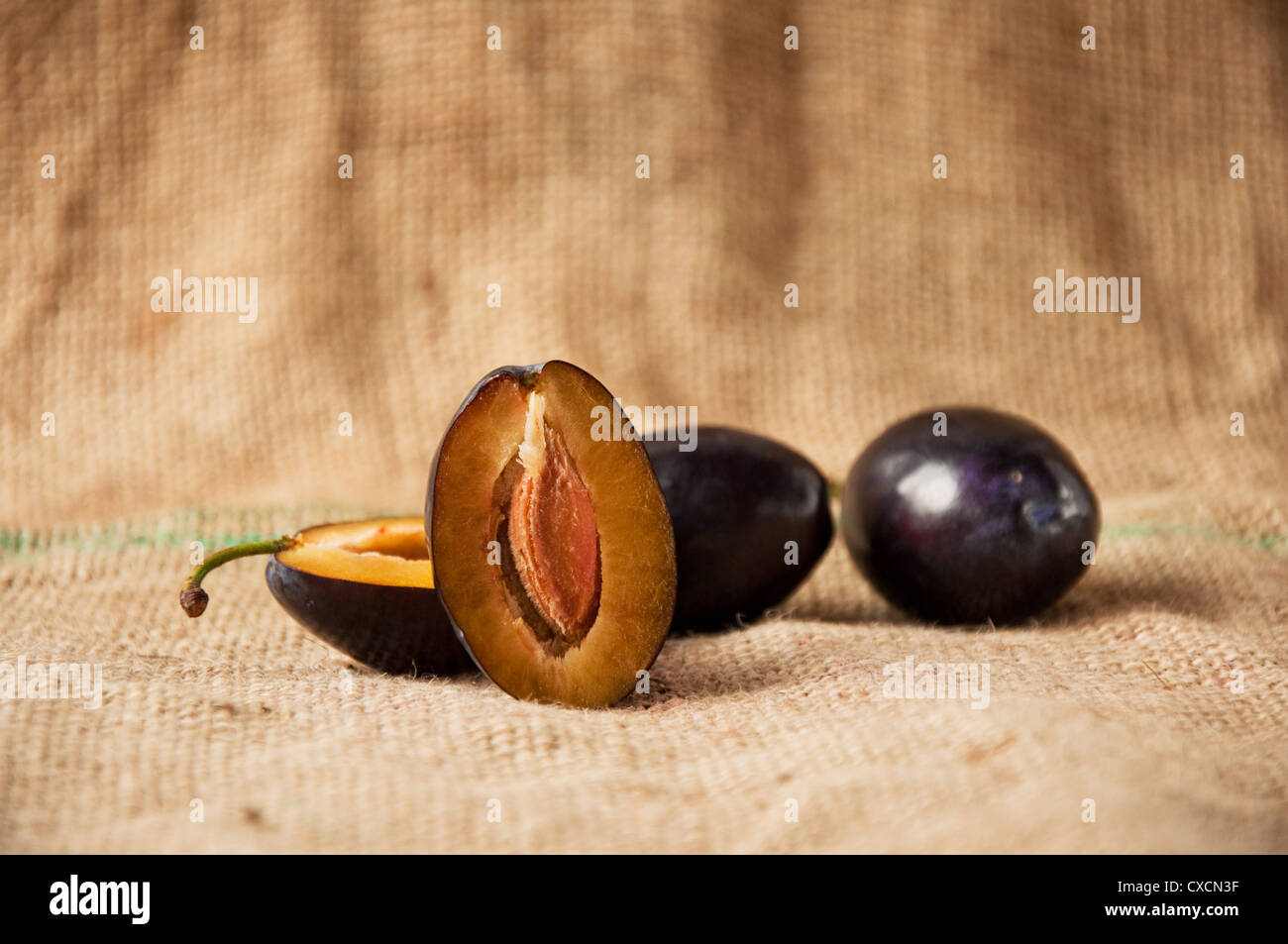 Gustosa prugna su tavola; agricoltura immagine di sfondo - la produzione di alimenti biologici Foto Stock