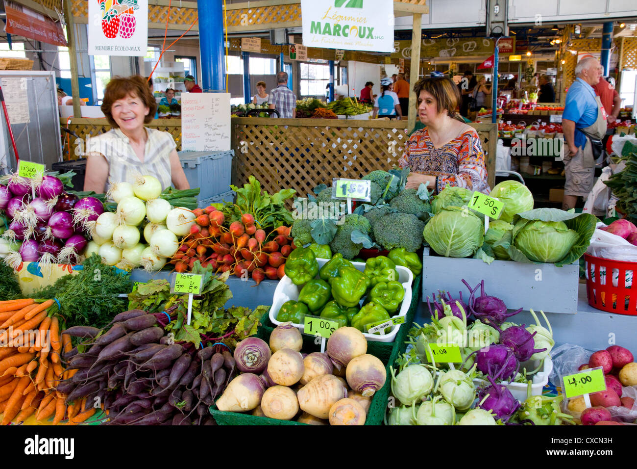 Farm-prodotti freschi in mostra presso Le Marche du Vieux Port (porto vecchio mercato) nella città di Québec, Canada. Foto Stock