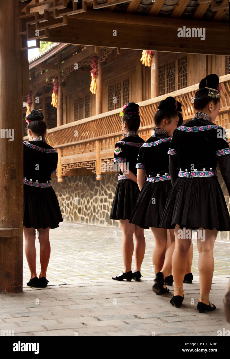 Un gruppo di giovani miao ballerine pronto a salire sul palco, xijiang village, Cina Foto Stock