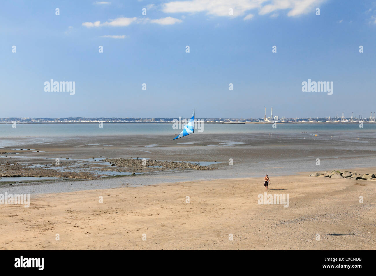 L'uomo aquilone volante Villerville beach Normandia La Côte Fleurie Senna estuario affacciato sul porto industriale di le Havre Foto Stock