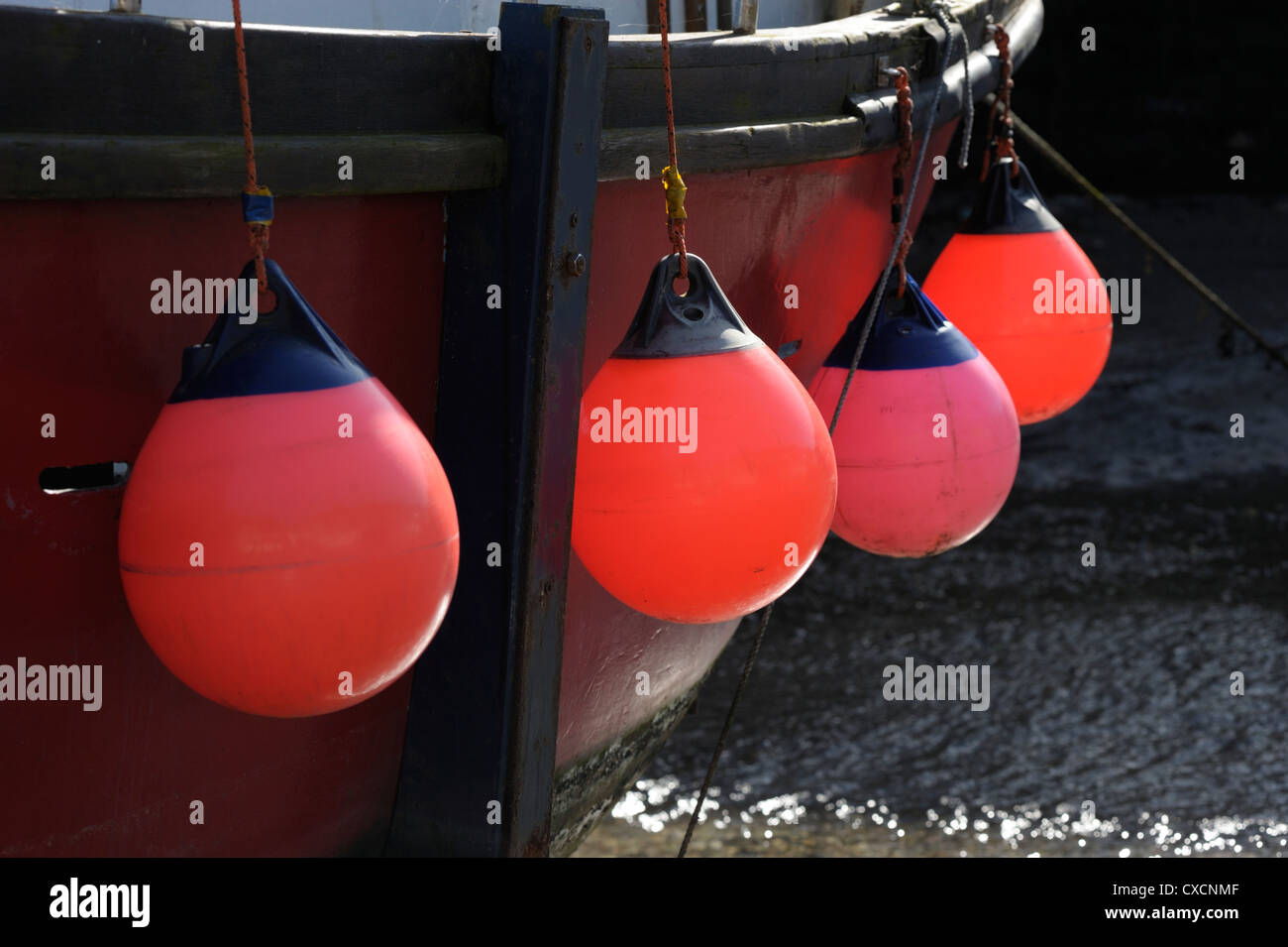 Rosso Arancione parafanghi in barca Foto Stock