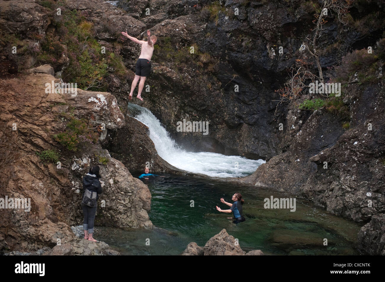 Wild nuotatori immergersi nell'acqua presso la fata pool, in Glen Glenbrittle Isola di Skye,Scozia Scotland Foto Stock