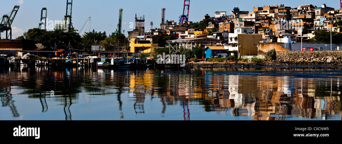 Confine della baia di Guanabara vicino al porto di Rio de Janeiro urbanizzazione deforestazione inquinamento dell acqua con acque luride garbage & fuoriuscite di petrolio Foto Stock