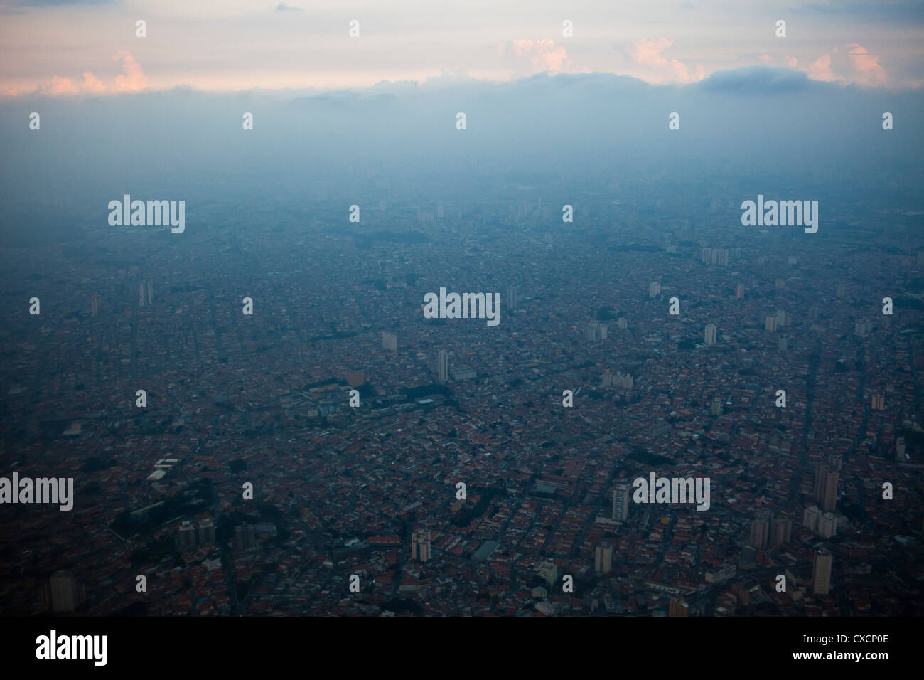 L'inquinamento atmosferico nelle città di Guarulhos, Sao Paulo, Brasile vista aerea del degrado ambientale Foto Stock