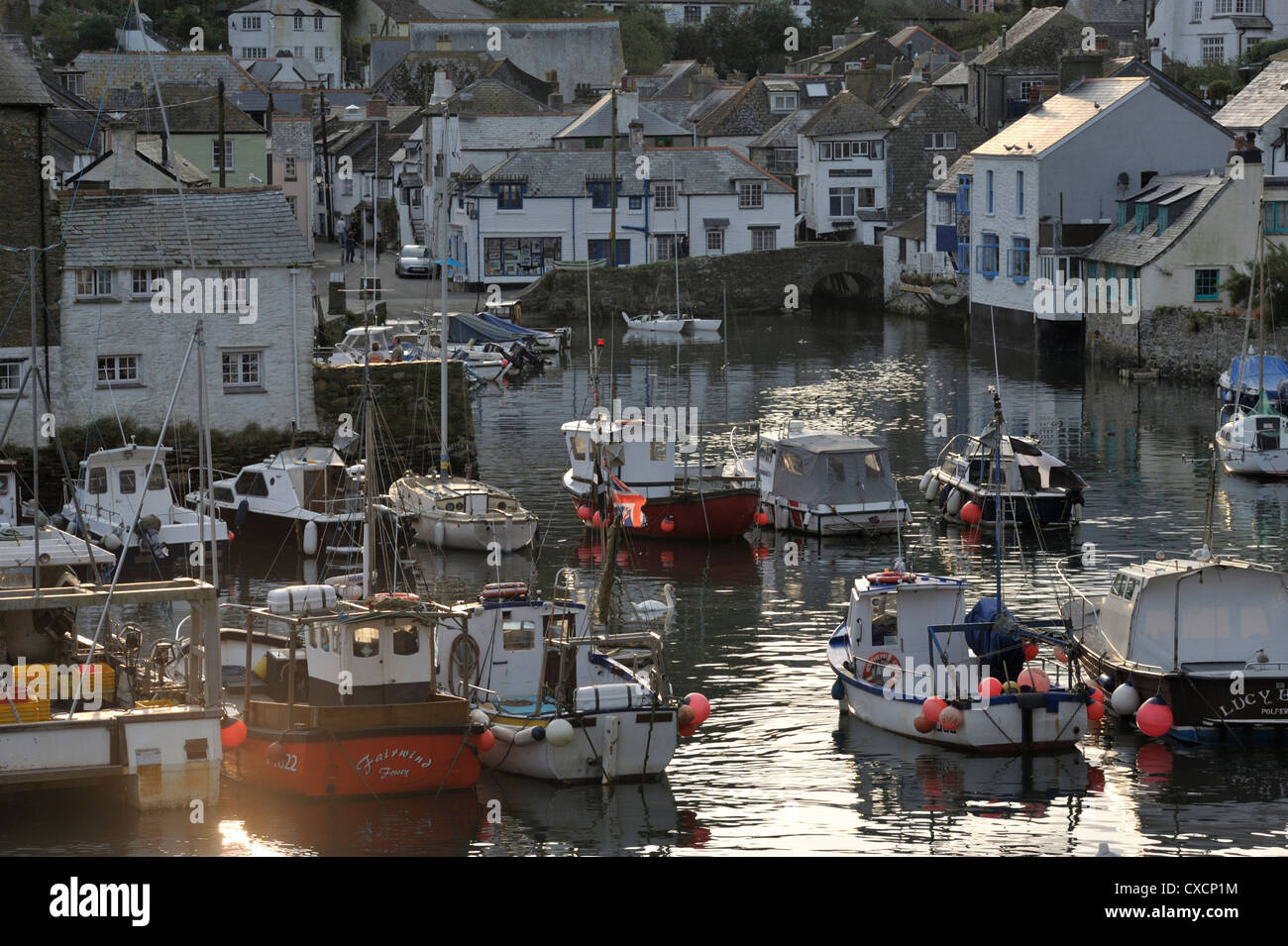 Polperro Harbour a sera marea Foto Stock