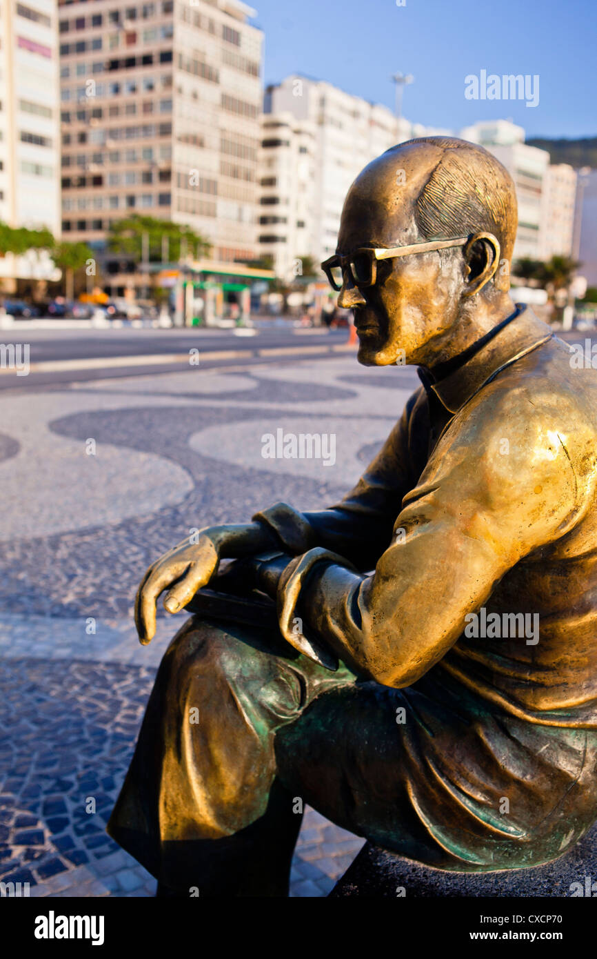 Il poeta brasiliano Carlos Drummond de Andrade statua a Copacabana beach il marciapiede, Rio de Janeiro, Brasile. Foto Stock