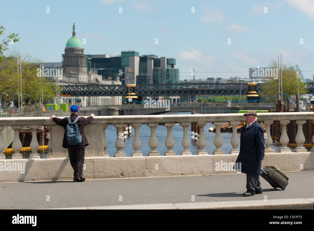 Vista dal ponte O'Connell oltre il fiume Liffey di Custom House e Centro Servizi finanziari FSC. Dublino, Irlanda. Foto Stock