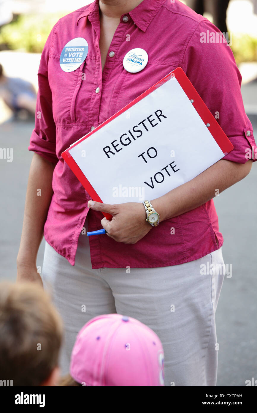 Una donna cerca di registrare gli elettori in Downtown Raleigh, North Carolina, STATI UNITI D'AMERICA Foto Stock