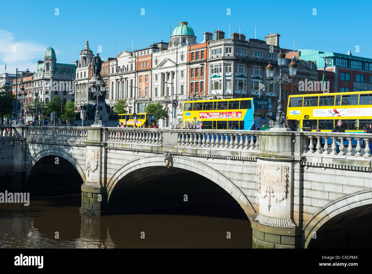 La città di Dublino. O'Connell Bridge, costruito nel 1880, oltre il fiume Liffey che conduce a O'Connell Street. Il centro della città la principale strada transitabile. Foto Stock