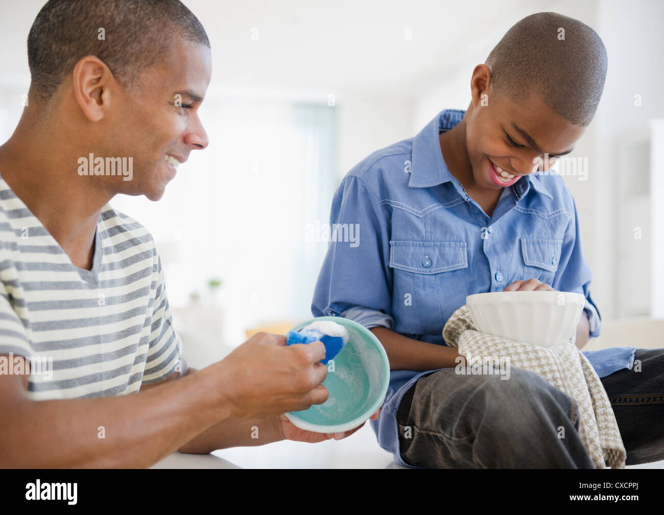 Padre e figlio del lavaggio piatti Foto Stock