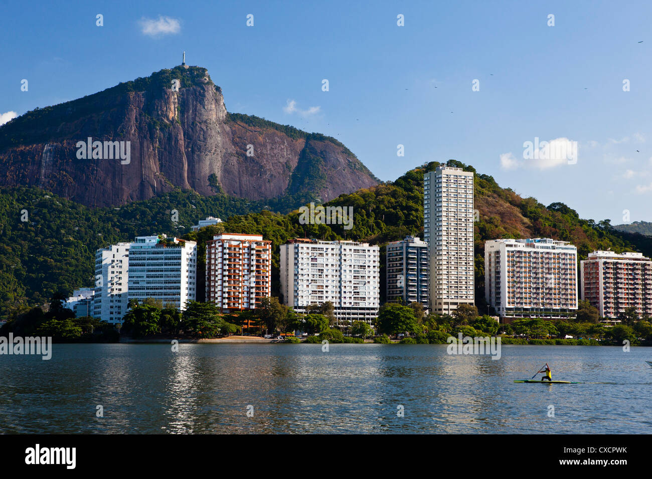 Oar Lagoa Rodrigo de Freitas ( Rodrigo de Freitas Lagoon ), Rio de Janeiro, Brasile Cristo Redentore carioca outdoor lifestyle Foto Stock