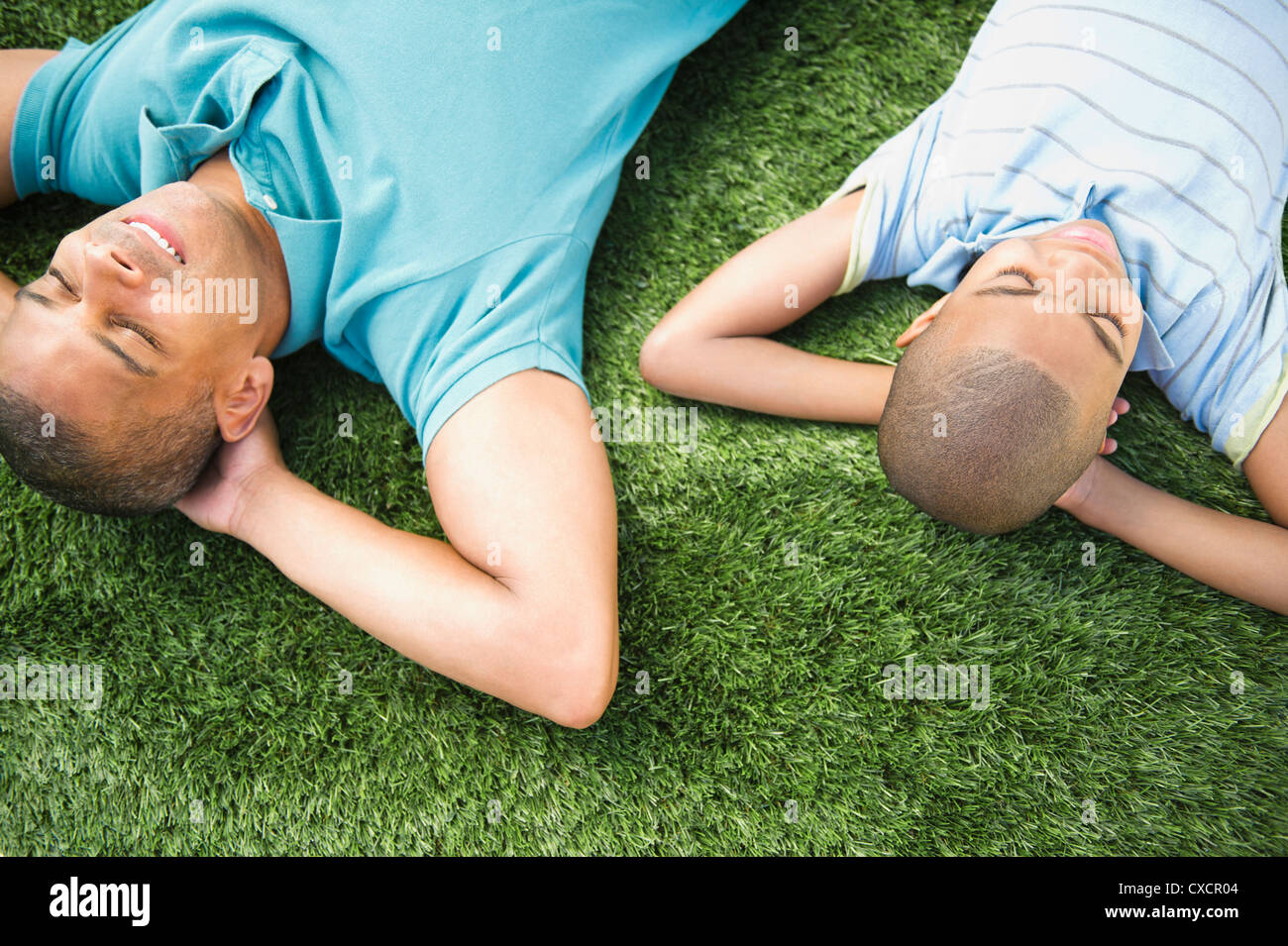 Padre e figlio che stabilisce in erba Foto Stock