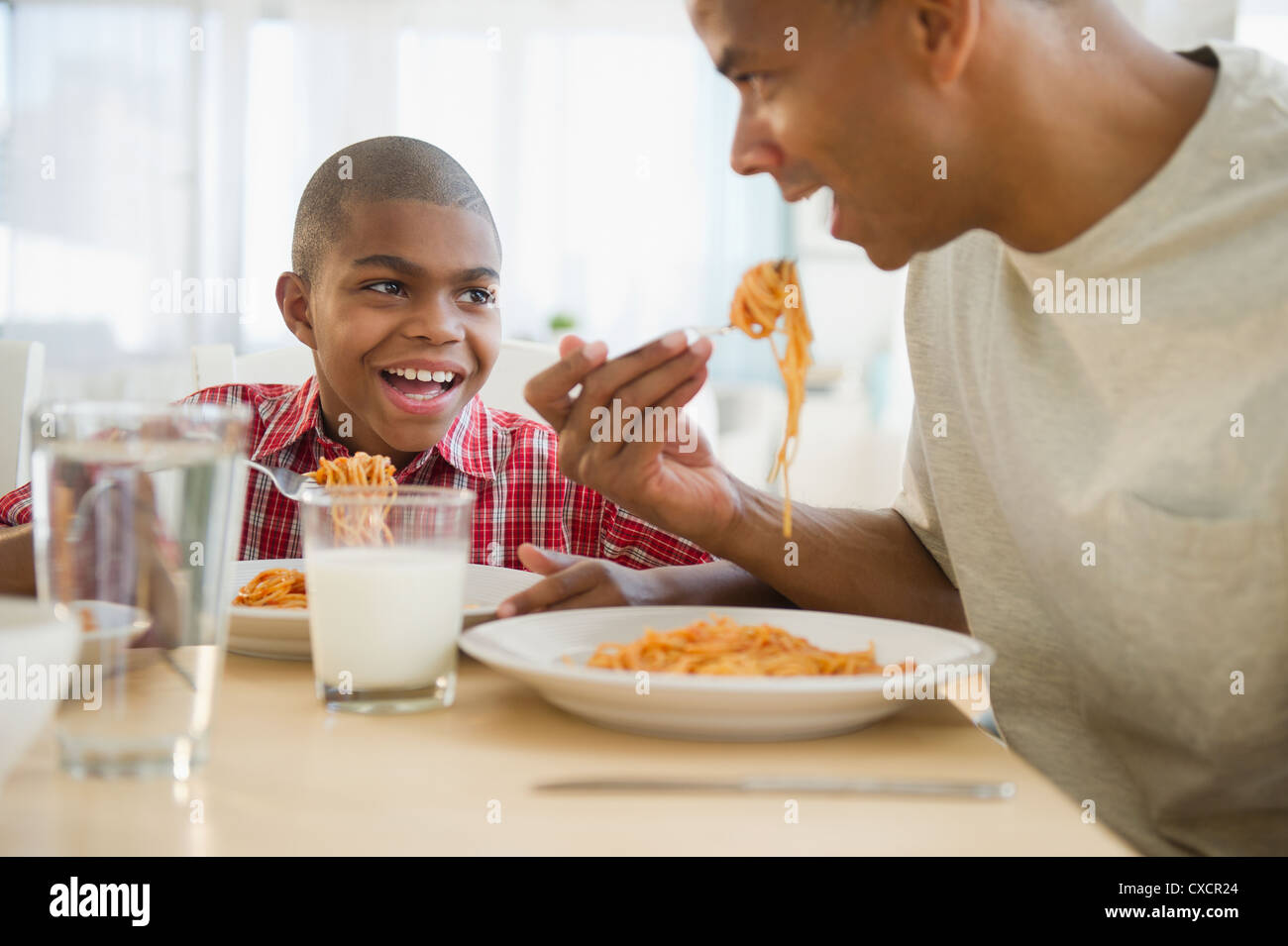 Padre e figlio di mangiare la cena Foto Stock