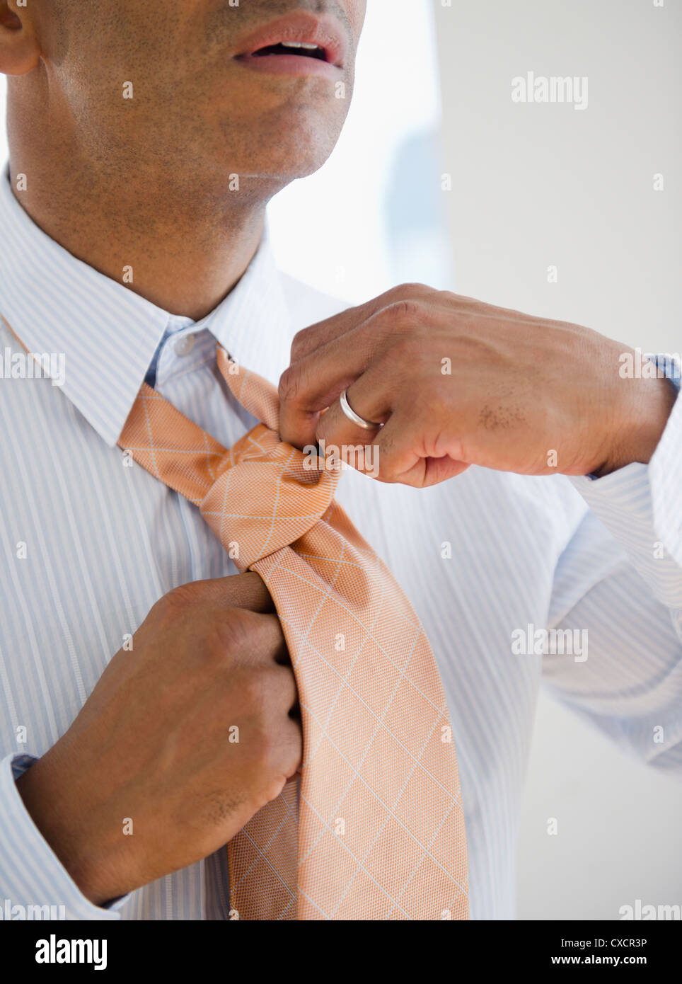Razza mista uomo cravatta di legatura Foto Stock
