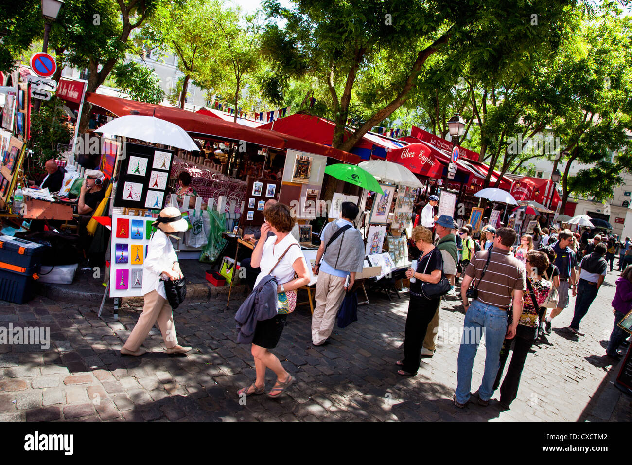 Place du Tertre nel quartiere Montmartre di Parigi Francia è una grande attrazione turistica Foto Stock