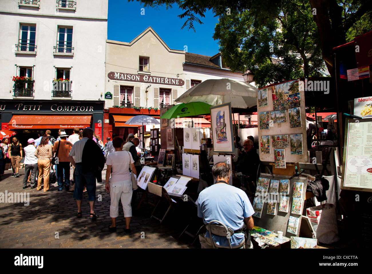 Place du Tertre nel quartiere Montmartre di Parigi Francia è una grande attrazione turistica Foto Stock