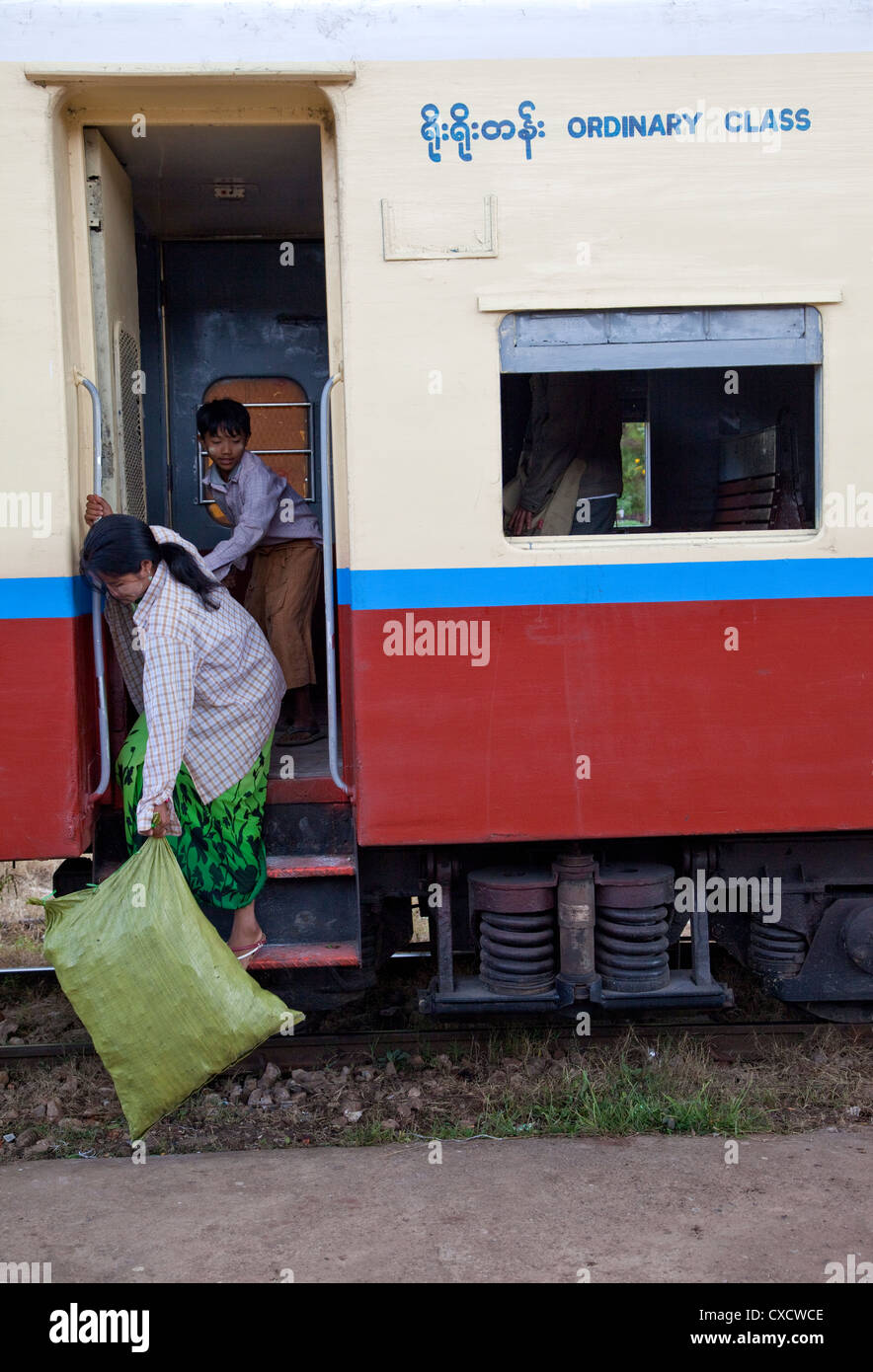 Myanmar Birmania. Passeggero in partenza pullman a Kalaw stazione ferroviaria. 'Classe Ordinaria". Foto Stock