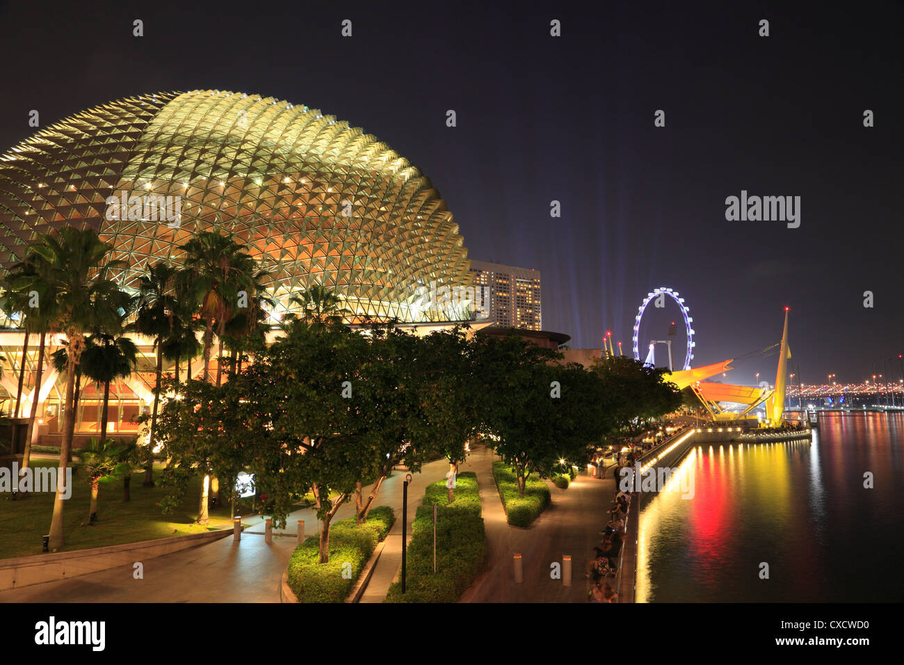 Vista notturna di Teatri Esplanade sulla Baia, Singapore Foto Stock