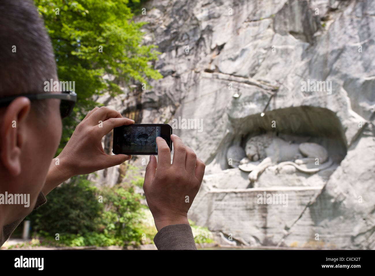 Turisti cinesi presso il monumento del Leone a Lucerna Foto Stock