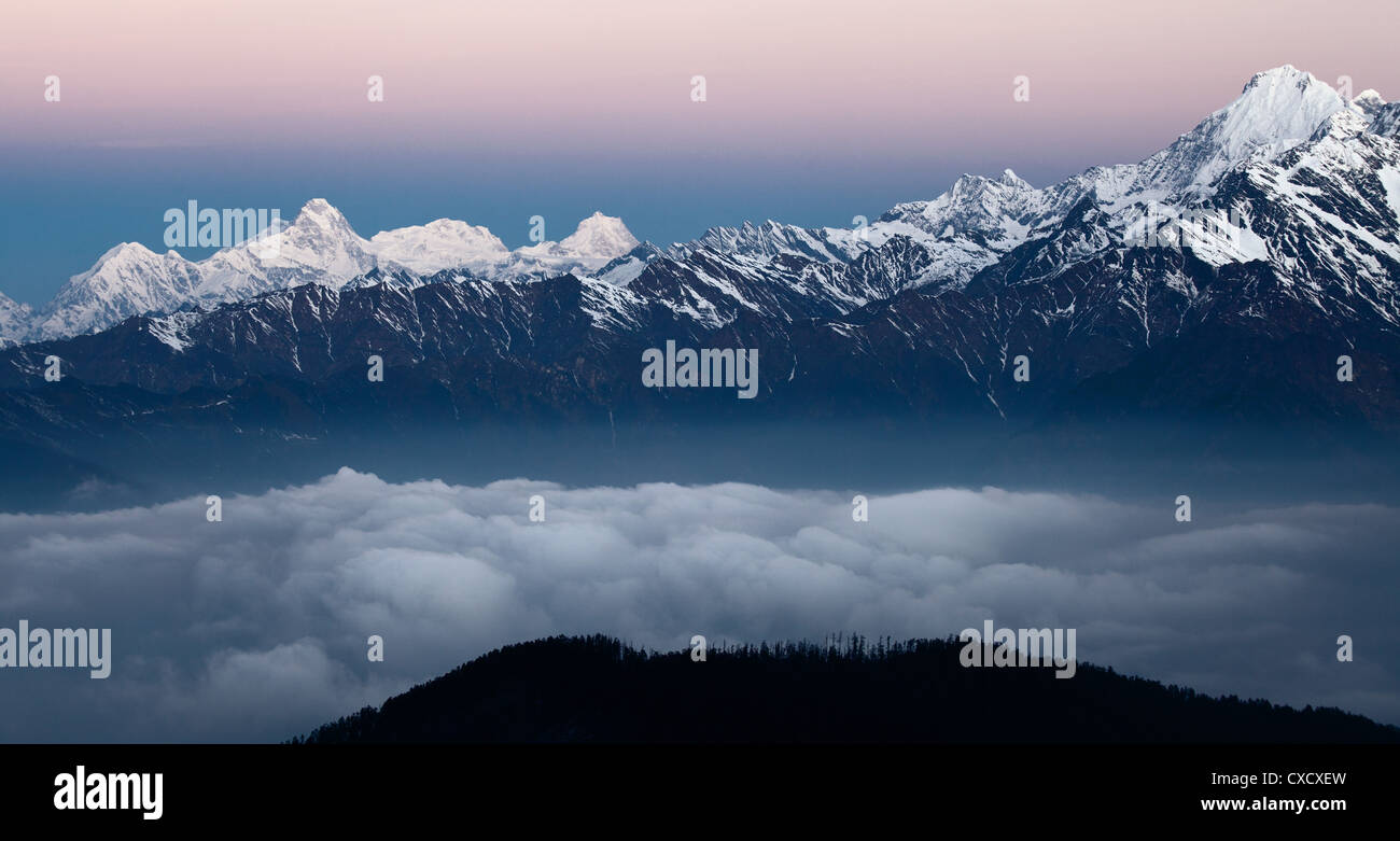 Splendida vista delle bellissime montagne innevate dell'himalaya all'alba, Nepal Foto Stock