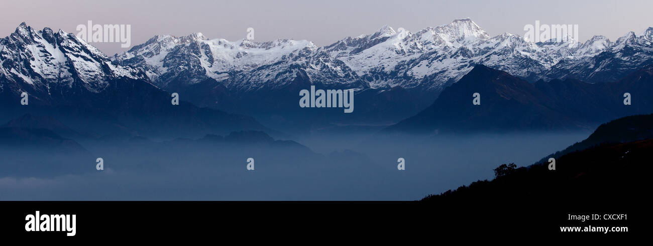 Splendida vista delle bellissime montagne innevate dell'himalaya all'alba, Nepal Foto Stock